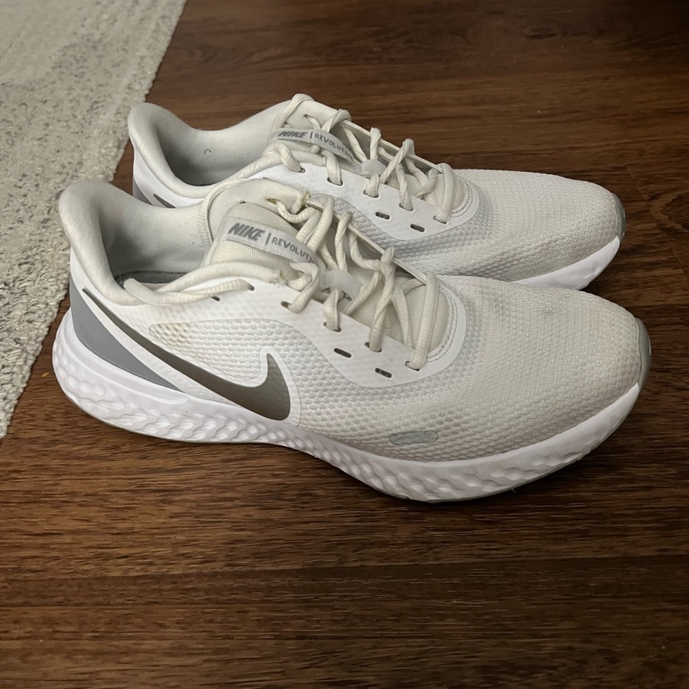 Nike Revolution 5 shoes
